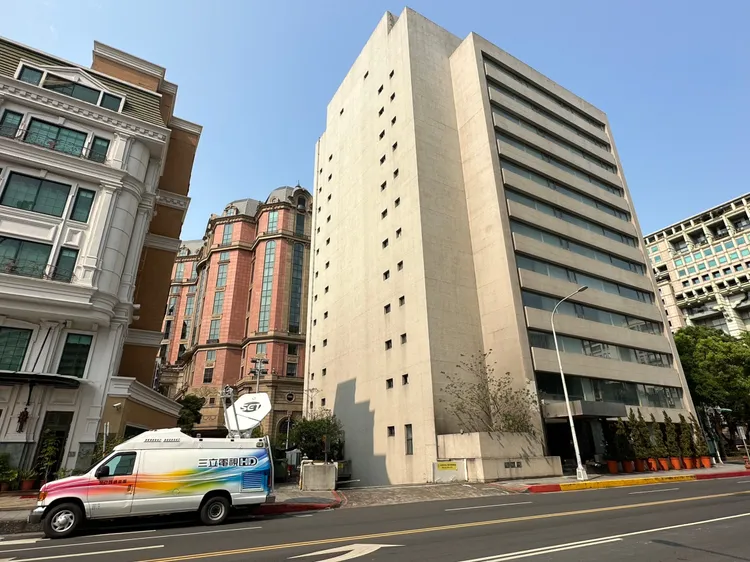 汪小菲近日回台探親，下榻在經營的S Hotel，一大早就有媒體來守候。讀者提供