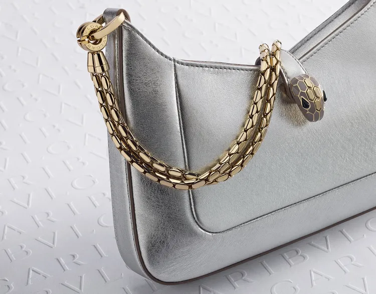 寶格麗Serpenti Baia銀色小牛皮肩背包，7萬9400元。品牌提供