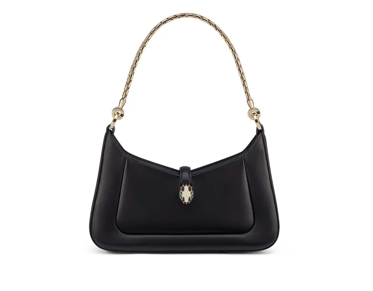 寶格麗Serpenti Baia黑色小牛皮肩背包，7萬9400元。品牌提供