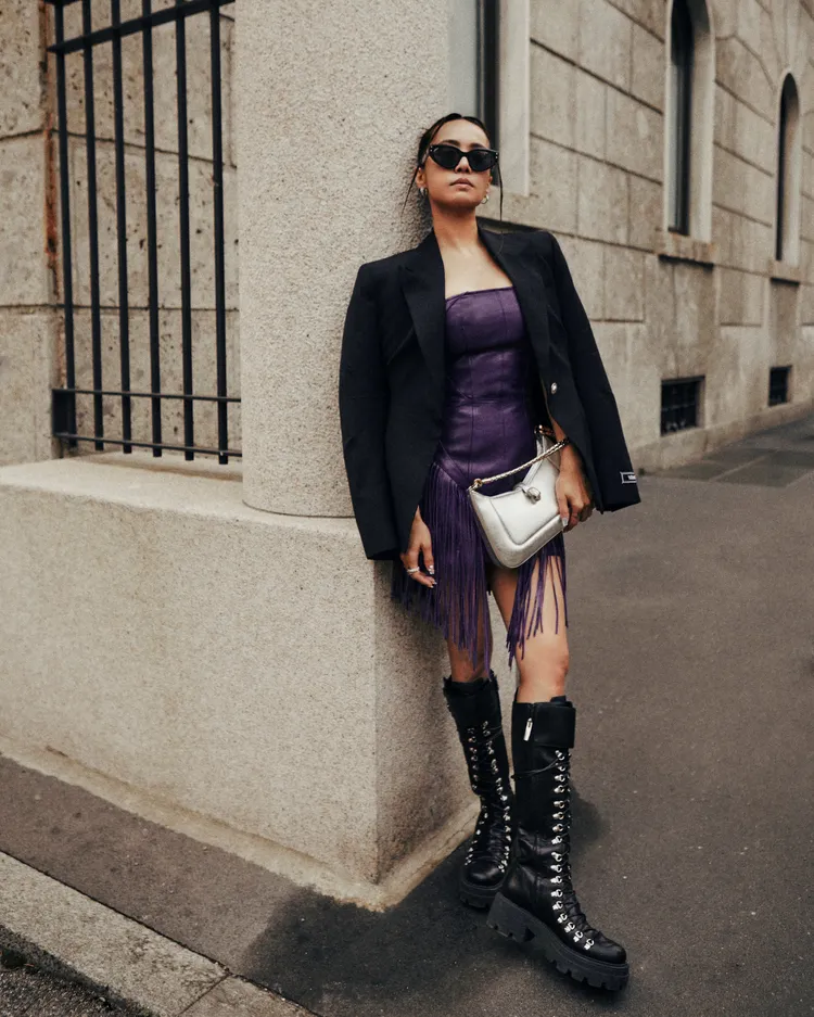 蔡依林身著全套義大利時尚品牌VERSACE服飾，搭配義大利精品寶格麗全新上市的Serpenti Baia肩背包，在米蘭街頭演出「落跑新娘」。品牌提供