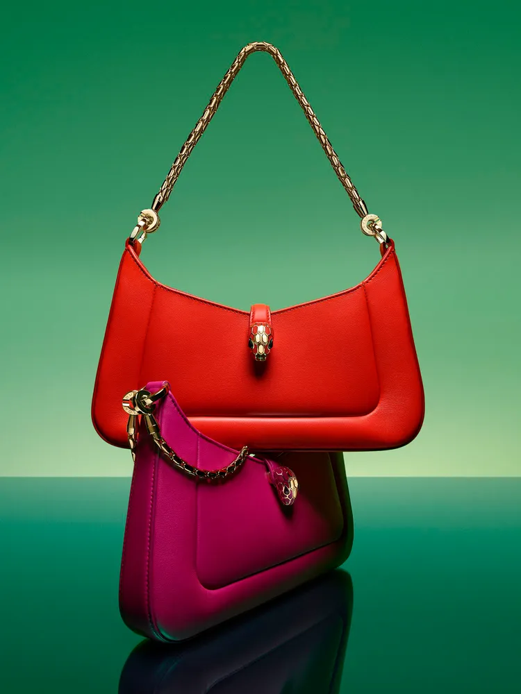 寶格麗Serpenti Baia紅玉髓柑橘色及桃紅碧璽色小牛皮肩背包，各7萬9400元。品牌提供