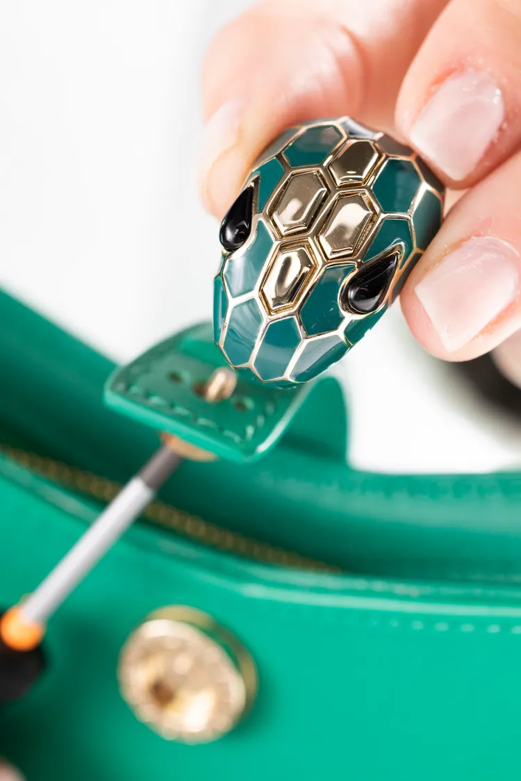 寶格麗標誌性的蛇首扣環，在Serpenti Baia包款上綴飾了與包身皮革同色的琺瑯鱗片。品牌提供