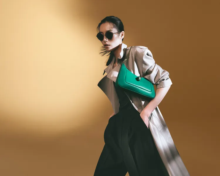 劉雯為近日在台上市的Serpenti Baia包款，拍攝了1組態度十足的全新形象照。品牌提供