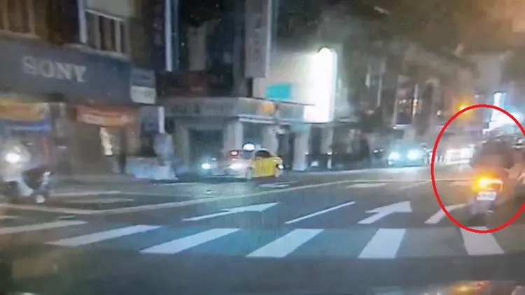 陳男右轉後，仍持續打左側方向燈。民眾提供