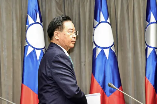 我駐巴西官員墜樓亡!妻淚控高層栽贓「吳釗燮請還公道」 外交部急回應