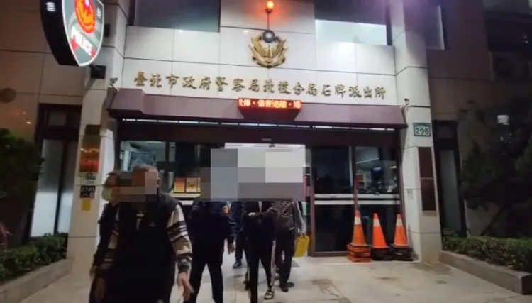 警方逮捕賭場負責人及賭客。翻攝畫面
