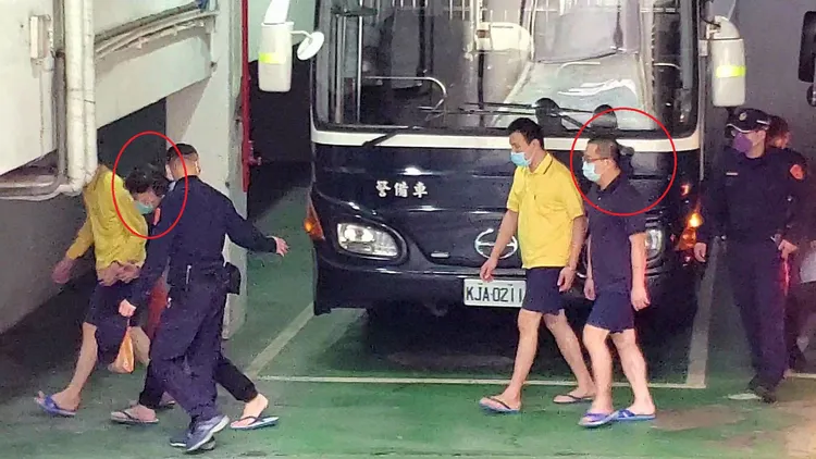 鄭淇丞(左紅圈者)、顏允豐(右紅圈者)今被提訊移審台北地院。呂志明攝