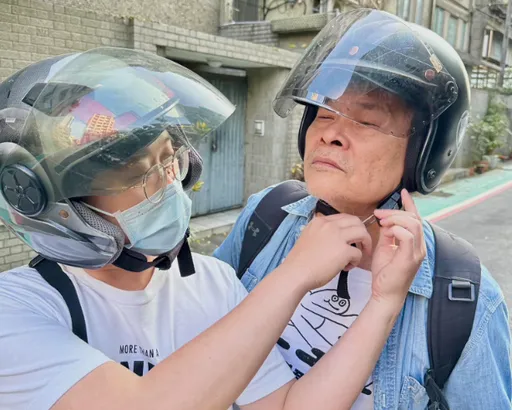 澎恰恰罕見曝光兒子！　心疼他成「負二代」送貨還債無怨言