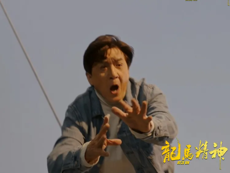 成龍在電影《龍馬精神》中親身跳下10層樓高的摩天輪。鴻聯國際提供