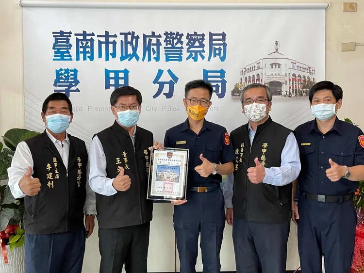 王文宗（左二）曾因捐贈物資，台南警方還在警局頒發感謝狀給他。翻攝慈濟宮網站