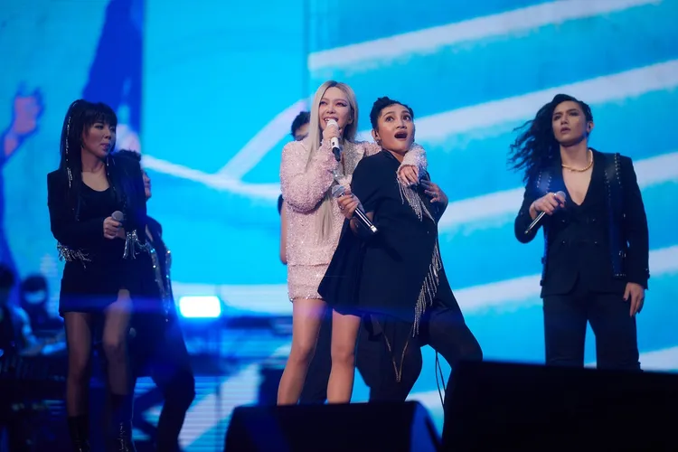 歌手葉瑋庭（右二）當阿妹的「最美和聲」。聲動娛樂提供