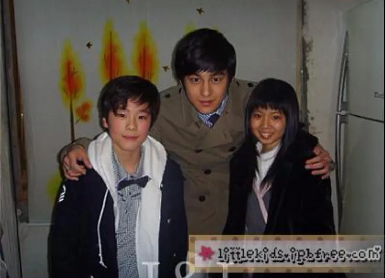 文彬（左）在《流星花園》飾演金汎的幼年時期。翻攝naver