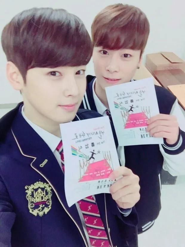 文彬（右）與車銀優是高中同學，還一起出道。翻攝naver