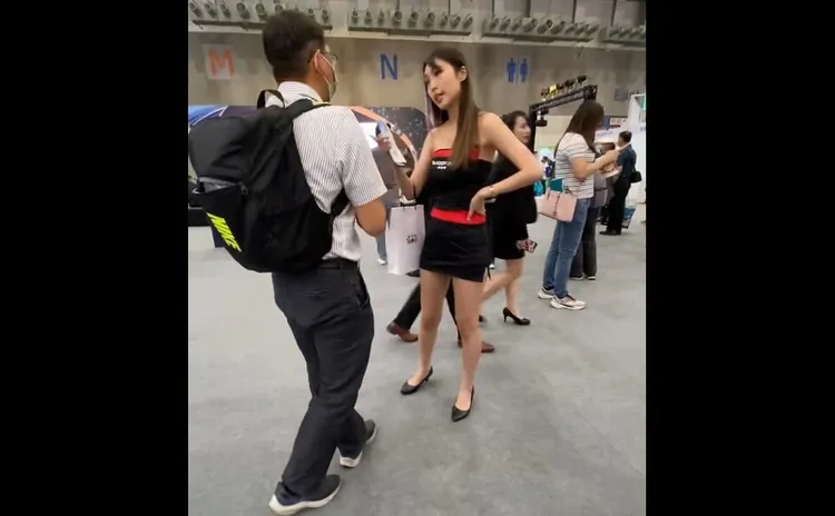 Showgirl逮到偷拍狼，當場訓斥引發關注。翻攝自臉書