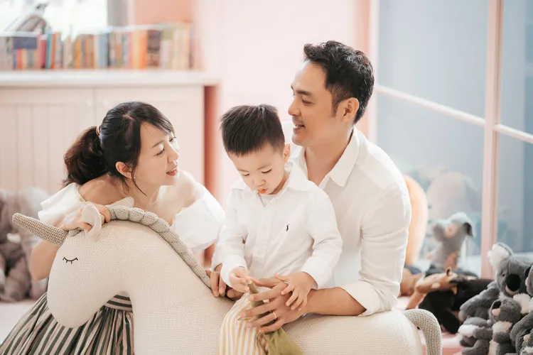 明道一家三口合照。恆星娛樂提供