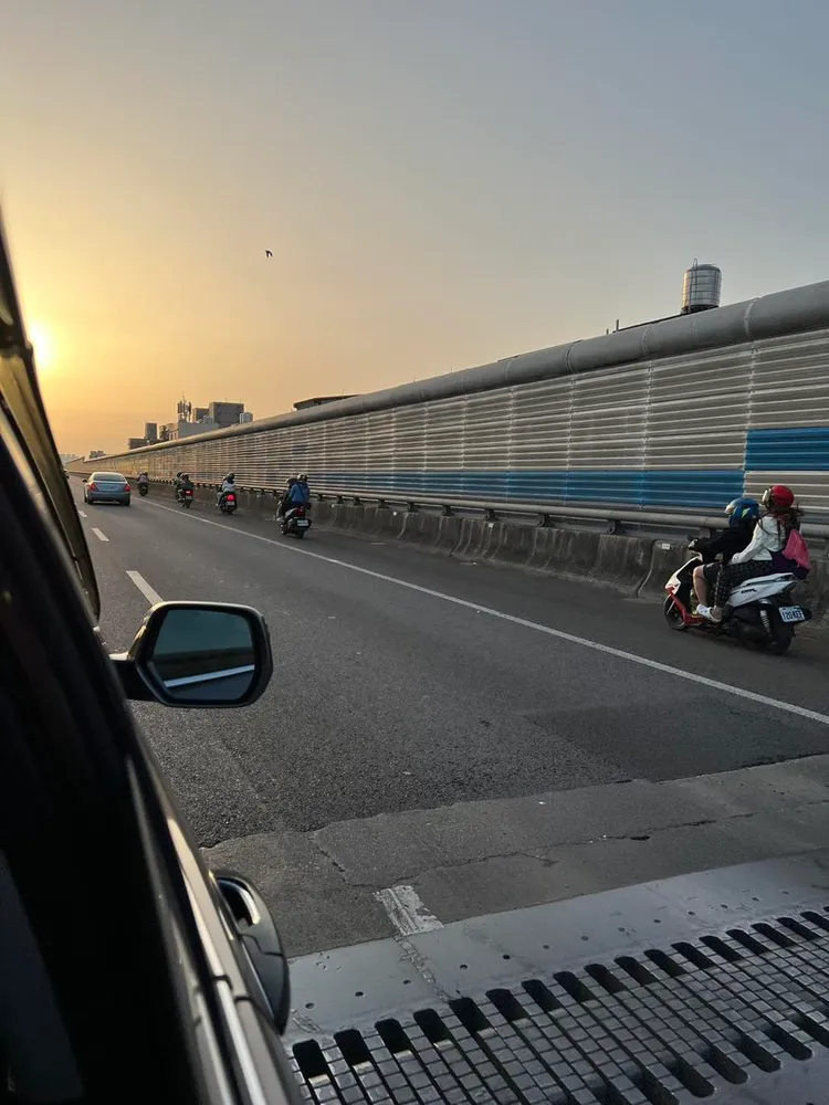 6機車上國道！警獲報出動撲個空。翻攝臉書「桃園爆報（二）」