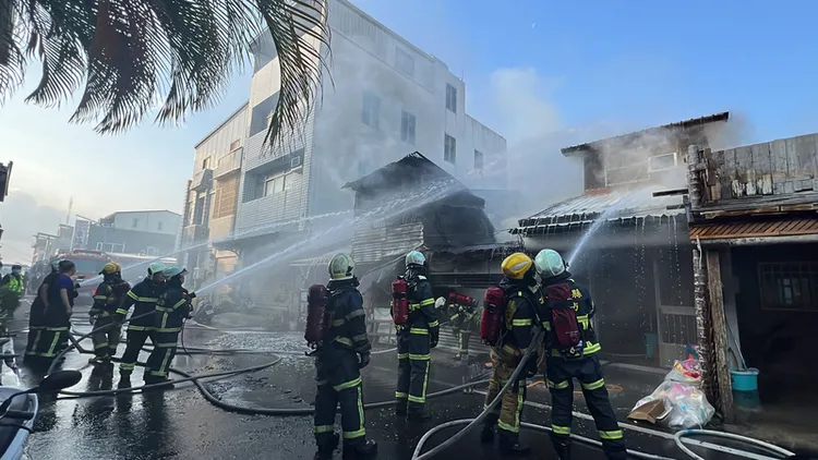 台東市和平街13日清晨6時30分發生火警，燒毀4間木造鐵皮屋，所幸人員及時逃出。圖為警消人員獲報趕
赴現場灌救。中央社