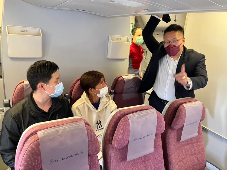 刑事局國際科警員押解陳立勛返台。翻攝畫面