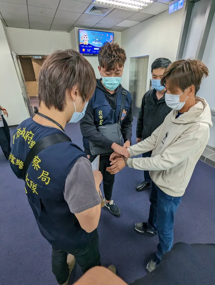 警方上銬逮捕陳立勛。翻攝畫面