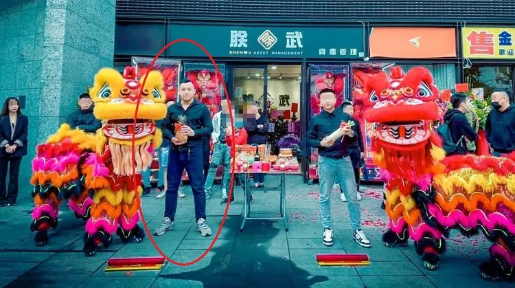 資產管理公司上月大陣仗開幕。翻攝自臉書「四叉貓劉宇」