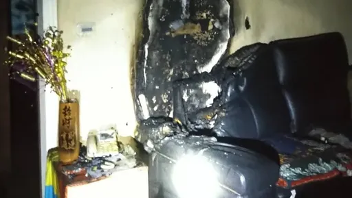 行動電源充電突起火！沙發牆面燒起來　灑水器建功及時滅火