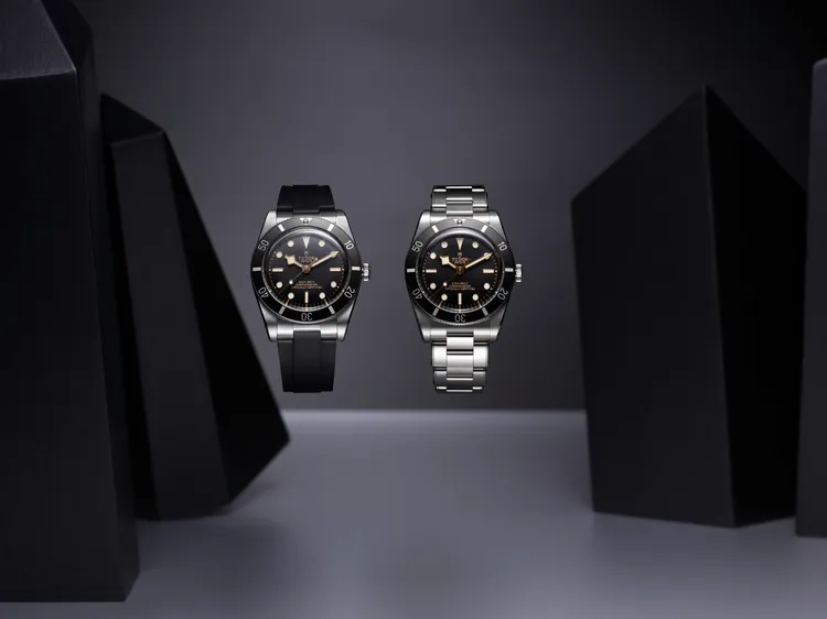 帝舵表Black Bay 54精鋼自動上鍊腕錶，鍊帶款（右）12萬1500元、膠帶款11萬5000元。品牌提供
