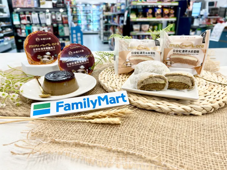 「全家」minimore甜點再推聯名新品，以「再睡5分鐘」人氣飲品日安紅濃茶為口味，開發「日安紅濃茶焦糖布丁」與「日安紅濃茶冰皮蛋糕」2款全新甜點品項。業者提供