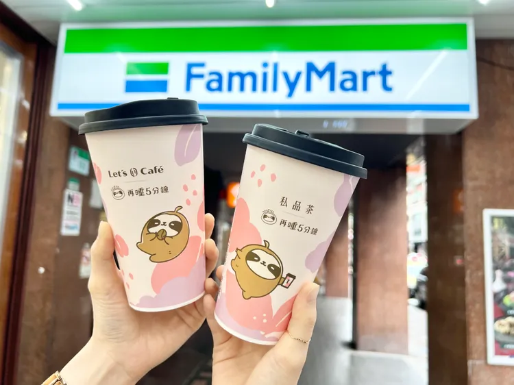 聯名首推私品茶桂香金萱茶系列，包含「桂香金萱茶」、「桂香金萱茶歐蕾」、「棉被桂香金萱」，更推出限定聯名杯款。業者提供