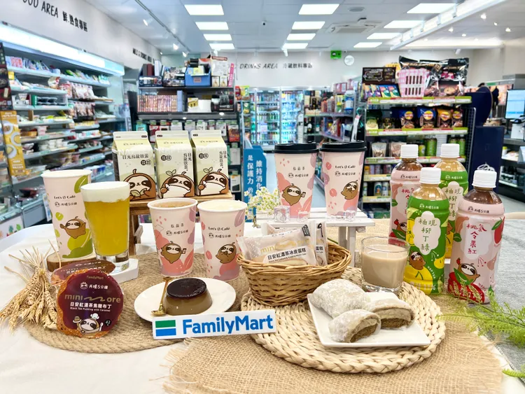 「全家」X「再睡5分鐘」療癒聯名新品登場，冷藏飲品、酷繽沙、甜點等多品項新品亮相。業者提供