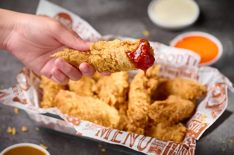 繼光香香雞4/20起推出新品「爽沾美式炸雞柳」，15公分無骨炸雞柳搭配四款美式特色沾醬。業者提供