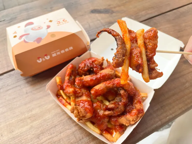 香Q的阿根廷魷魚搭配韓國正統泡菜醬，吃起來微酸微辣、充滿濃郁海味。業者提供