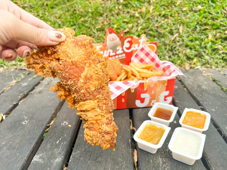 繼光香香雞4/20起推出新品「爽沾美式炸雞柳」，15公分無骨炸雞柳搭配四款美式特色沾醬。業者提供