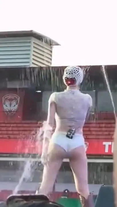 台上台下都在打水仗。翻攝微博