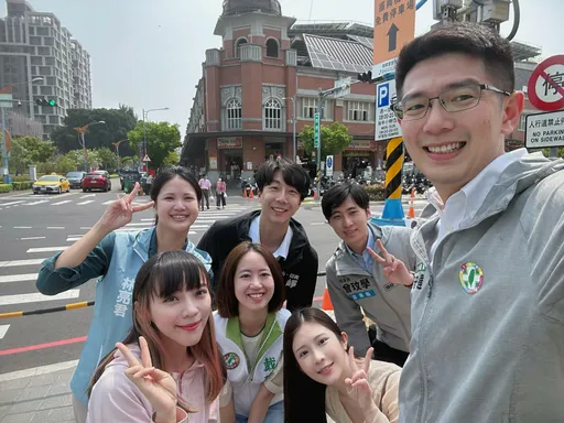 黃捷合體雞排妹挺黃守達進國會 網友驚呼:這團顏值高又會問政