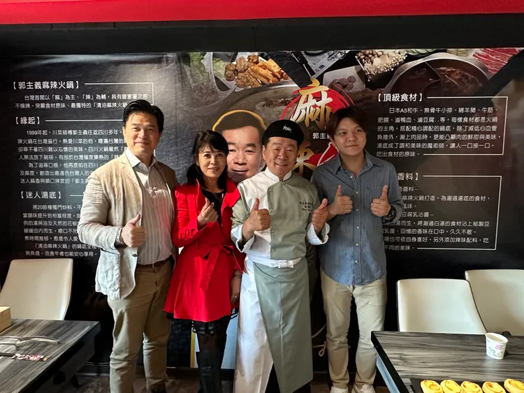 郭主義（右二）麻辣鍋店開幕，李興文（左）、曾治豪來捧場。黃盈容攝