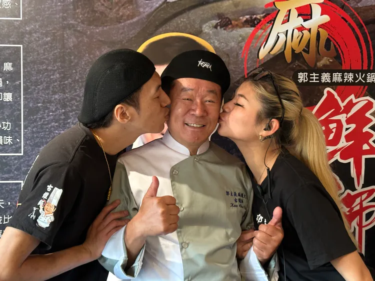 郭主義（中）和兒子（左）、女兒一起為麻辣鍋店打拼。黃盈容攝