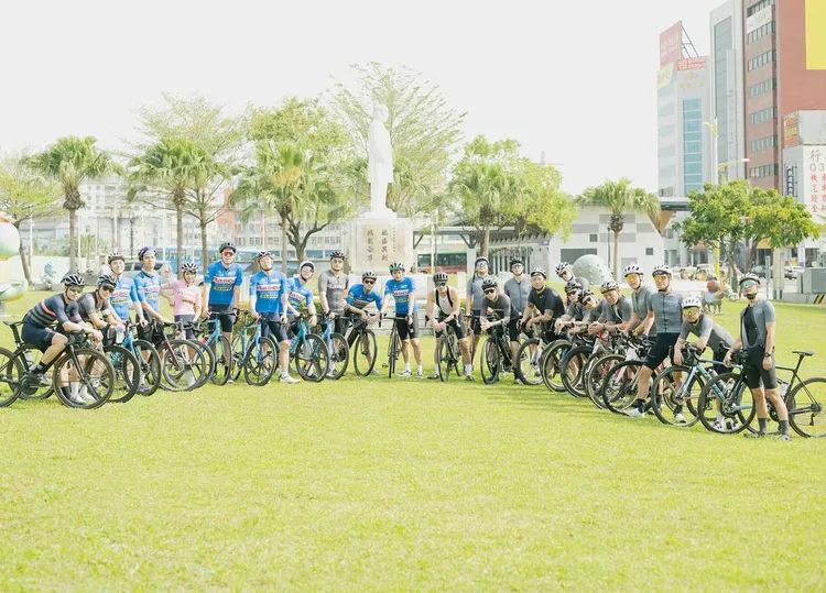 今年修杰楷和20多位兄弟一同騎車，他形容男人們聚在一起，變成「完全不用腦的生物」。翻攝lefthere036 IG