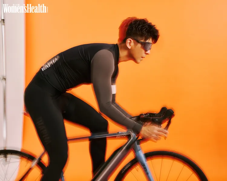 修杰楷拍攝雜誌單元，分享最愛的單車運動。《Women’s Health》提供