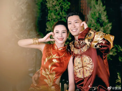 何超莲峇里岛穿龙凤袍出嫁 赌王三太来了!贵气牵女婿窦骁