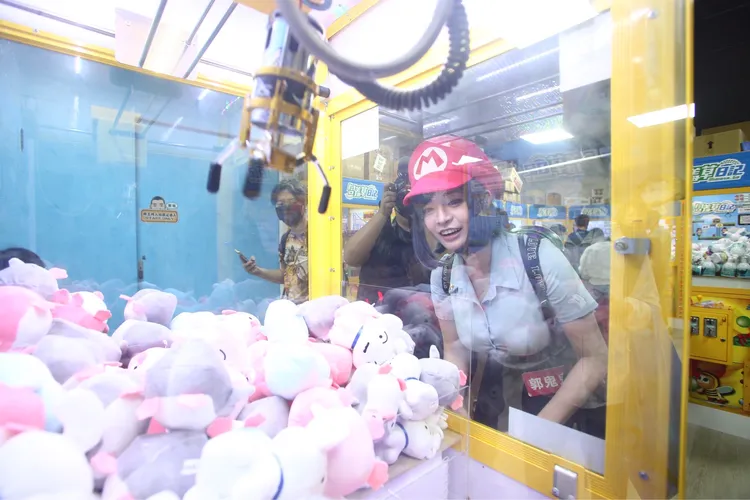 郭鬼鬼玩夾娃娃機。司徒提供