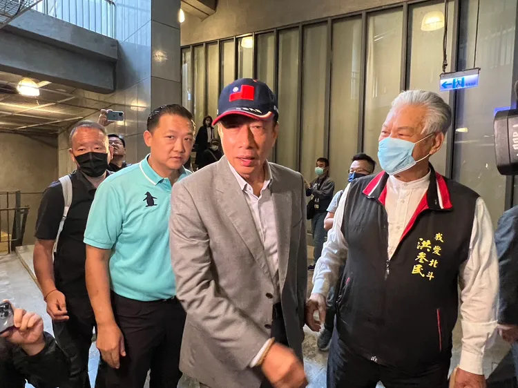 郭台銘到東海大學演講，支持者在場迎接。鮮明攝