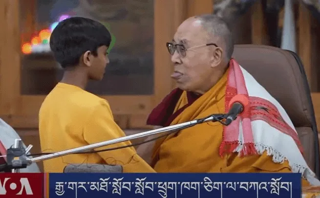 達賴喇嘛作勢要小男孩親吻吸他的舌頭，小男孩靠近後，達賴卻退開，並沒有真的親到。引自YT頻道：KARMASHORTS