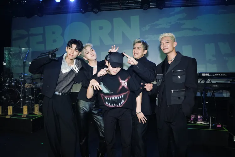 小孩（中）跟老戰友重逢玩得很嗨。