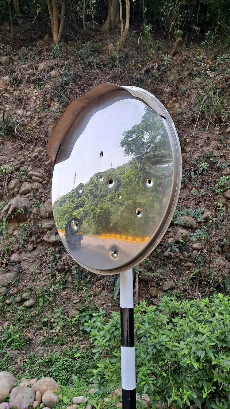 民眾拍下廣角鏡上的彈孔。翻攝自臉書社團「ㄨㄚ是泰山人」