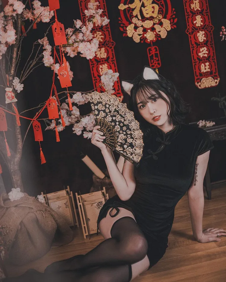 豆豆造型百變，拍起照來架式十足。