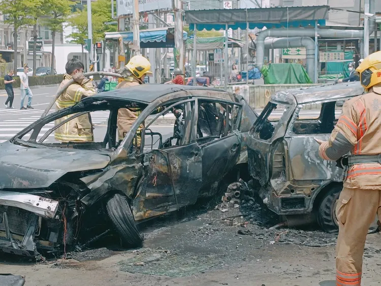 黑色小客車被燒成如廢鐵，波及一旁停在路邊的小客車。讀者提供