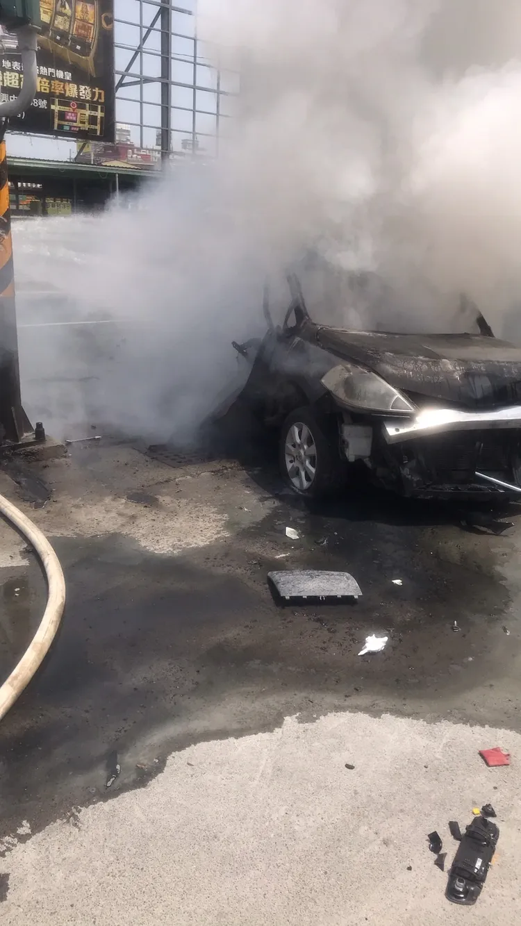 消防局人員撲滅火勢。讀者提供