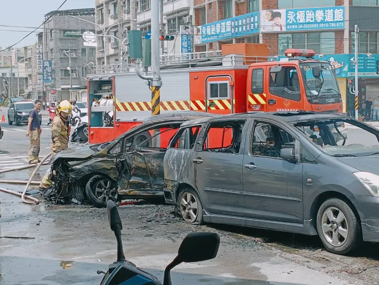 黑色小客車被燒成如廢鐵，波及一旁停在路邊的小客車。讀者提供