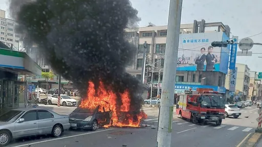 保時捷左轉撞車釀火燒車　這台車倒霉燒精光！女駕駛竟毫髮無傷