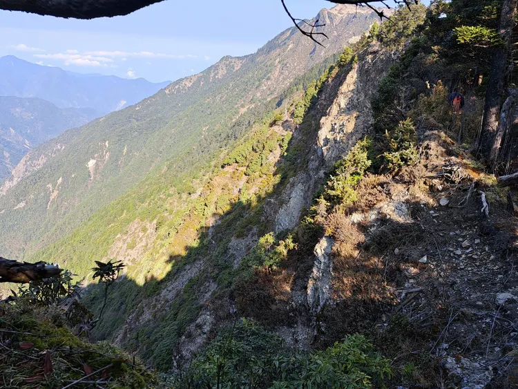 隊友懷疑蔣男不慎墜崖。南投縣消防局提供